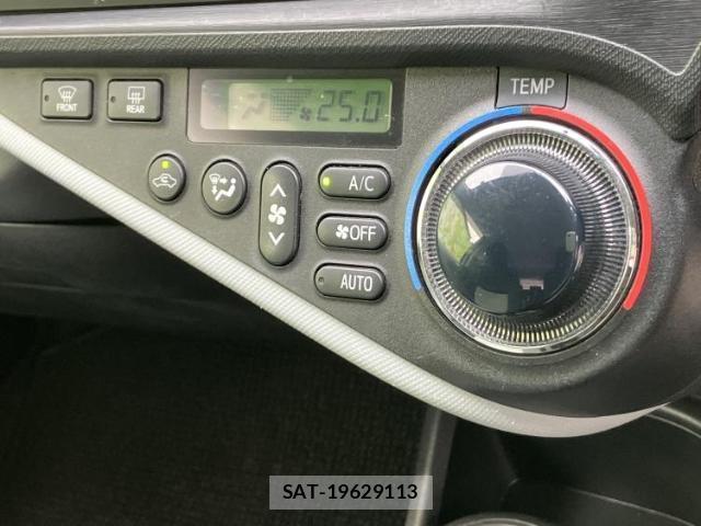 Toyota AQUA 2012-02 8651792-17
