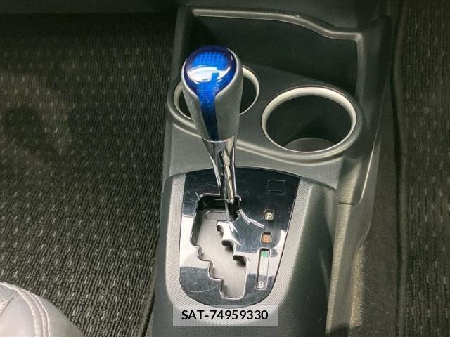 Toyota AQUA 2018-02 8653829-17