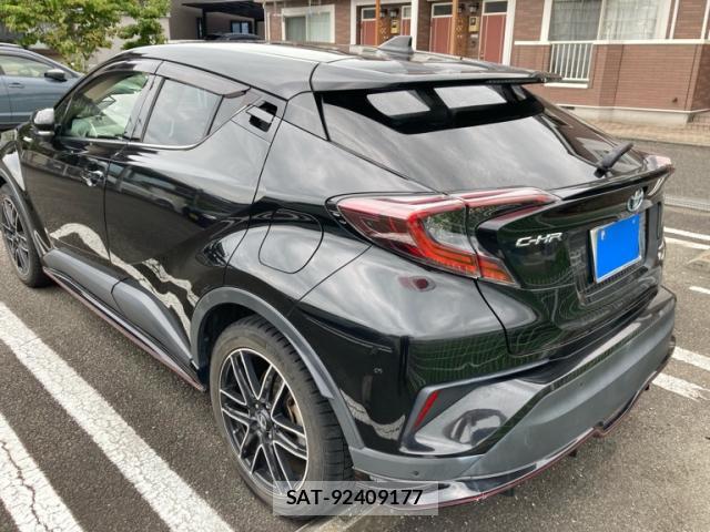 Toyota C-HR 2017-04 8648490-2