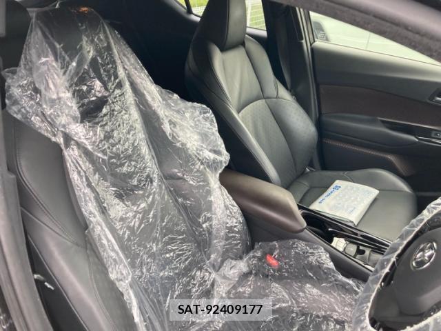 Toyota C-HR 2017-04 8648490-9
