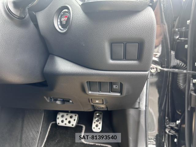 Toyota C-HR 2021-11 8649515-16