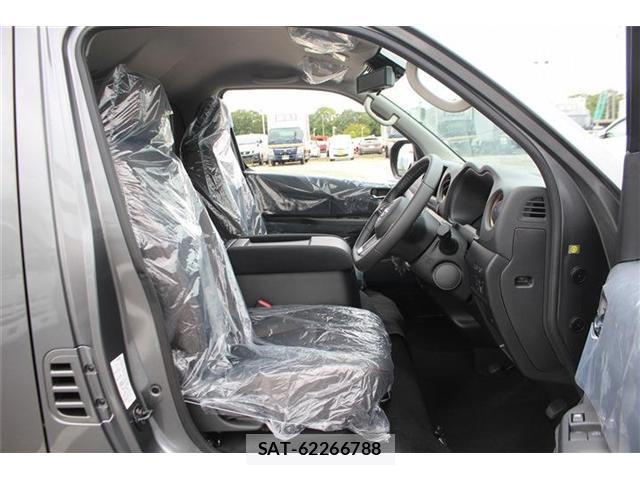 Nissan Caravan 2026-07 8651972-19