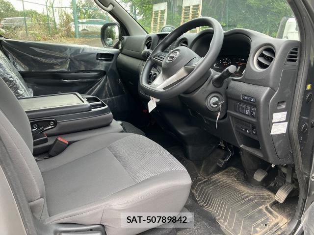 Nissan Caravan 2025-03 8652252-4
