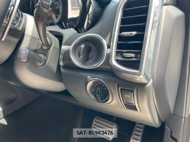 Porsche CAYENNE 2012-11 8653338-12