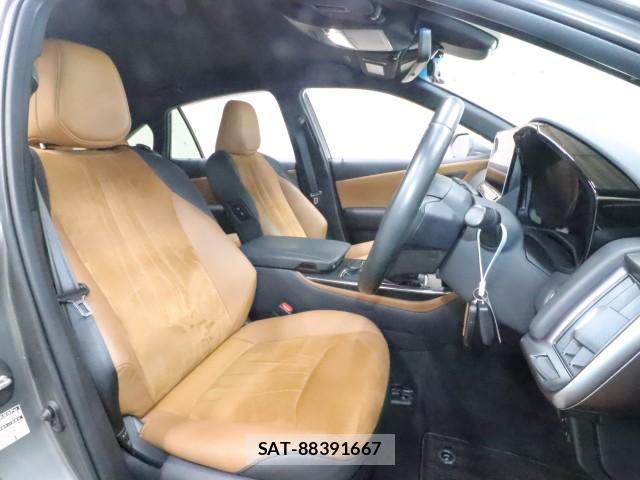 Toyota CROWN HYBRID 2021-10 8647732-3