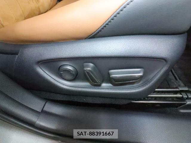 Toyota CROWN HYBRID 2021-10 8647732-4