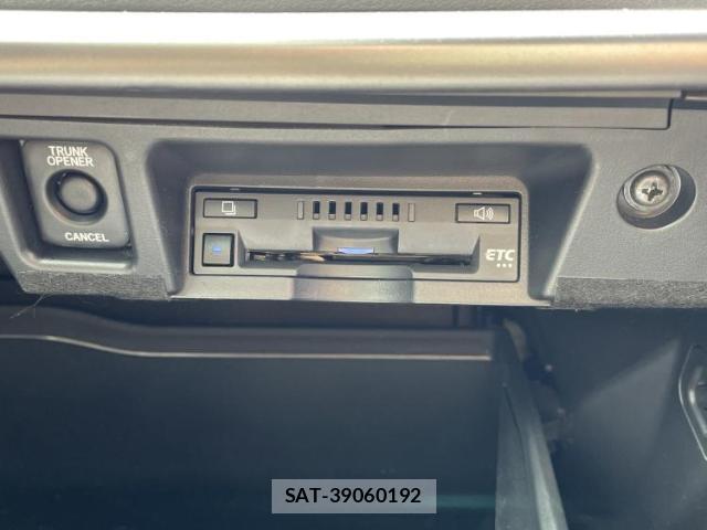 Toyota CROWN HYBRID 2021-10 8648603-17