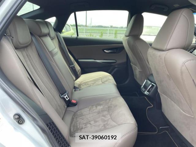 Toyota CROWN HYBRID 2021-10 8648603-4