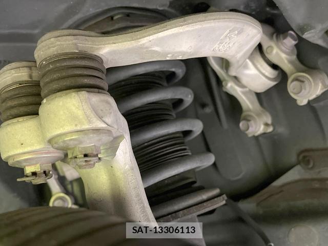Toyota CROWN HYBRID 2018-06 8648779-19