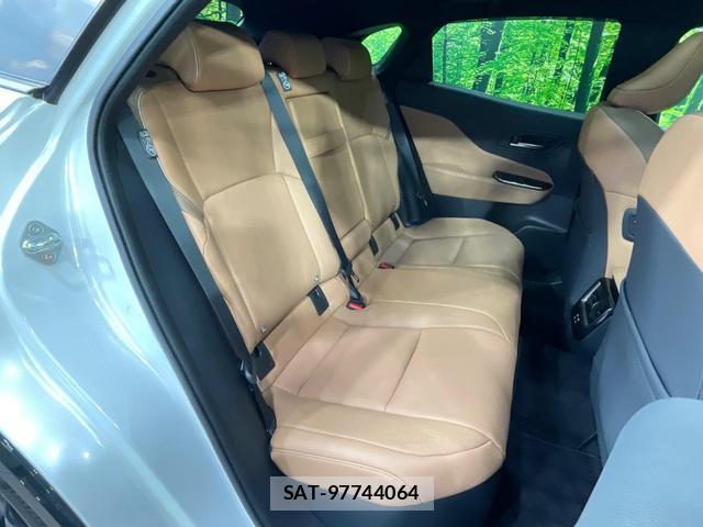 Toyota CROWN 2024-10 8647477-8