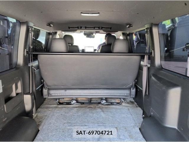 Toyota HIACE VAN 2024-04 8647360-2