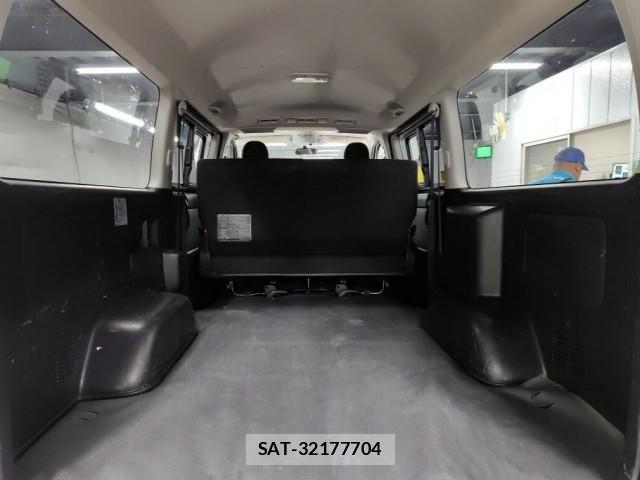 Toyota HIACE VAN 2014-02 8647381-2