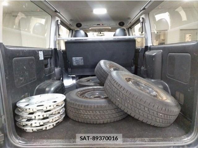 Toyota HIACE VAN 2017-04 8647401-2