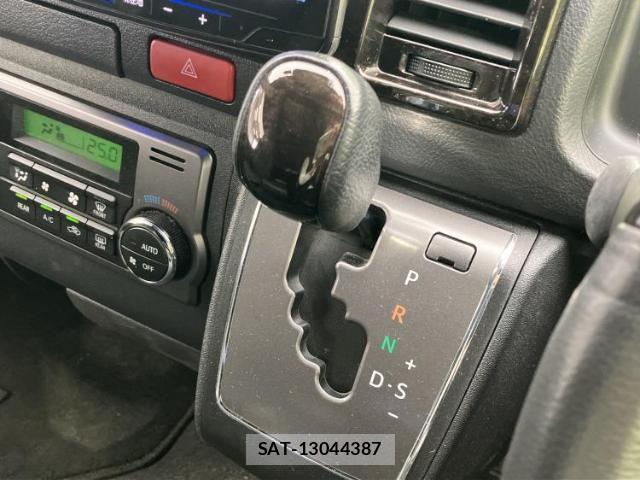Toyota HIACE VAN 2021-09 8648612-17