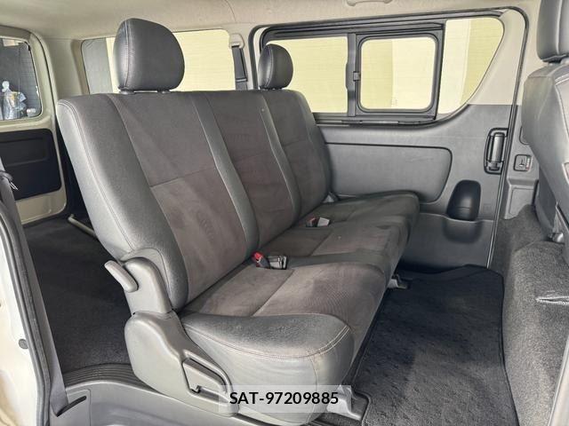 Toyota HIACE VAN 2017-04 8649414-10
