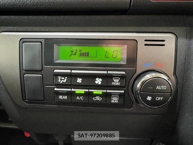 Toyota HIACE VAN 2017-04 8649414-16