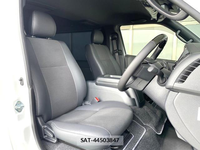 Toyota HIACE VAN 2026-04 8652457-8