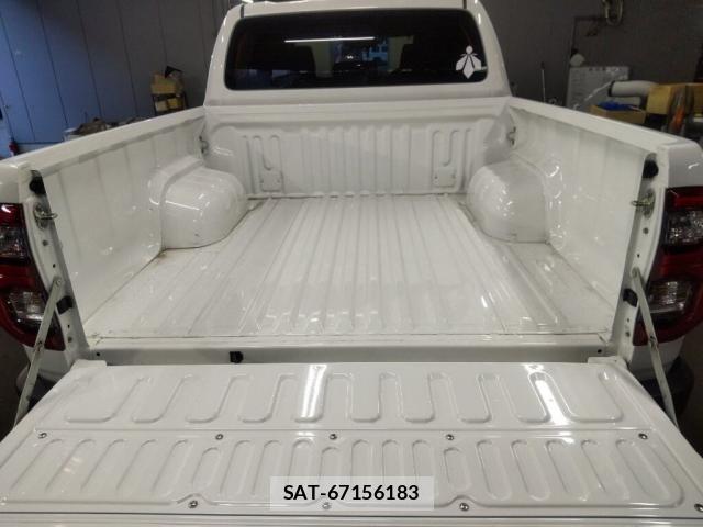 Toyota HILUX 2023-01 8647166-3