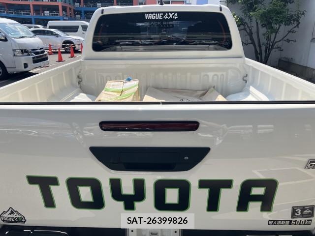 Toyota HILUX 2023-08 8647358-4