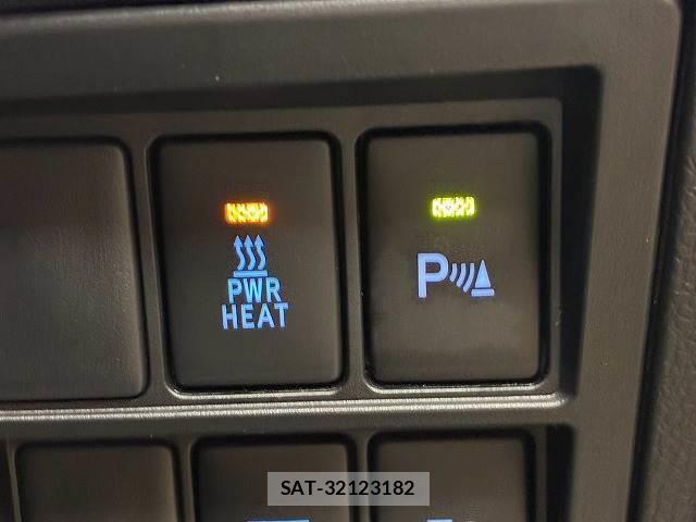 Toyota HILUX 2023-06 8647651-8