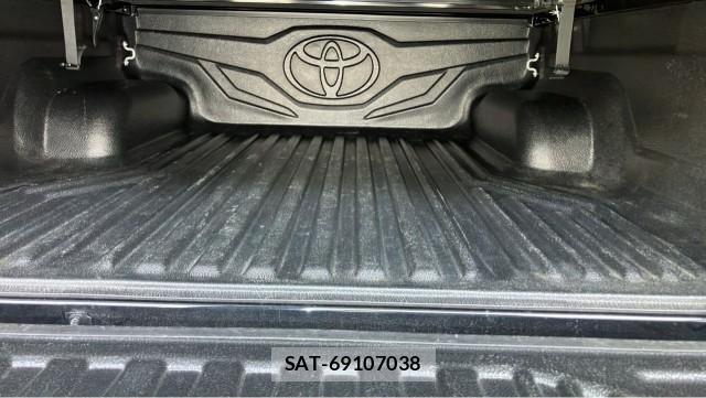 Toyota HILUX 2024-06 8651390-17