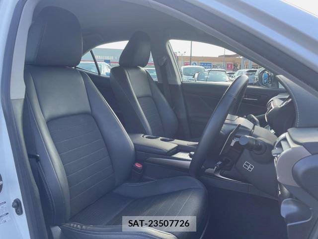 Lexus IS 2014-02 8646707-10