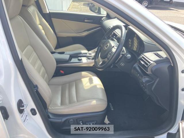 Lexus IS 2017-03 8648744-4