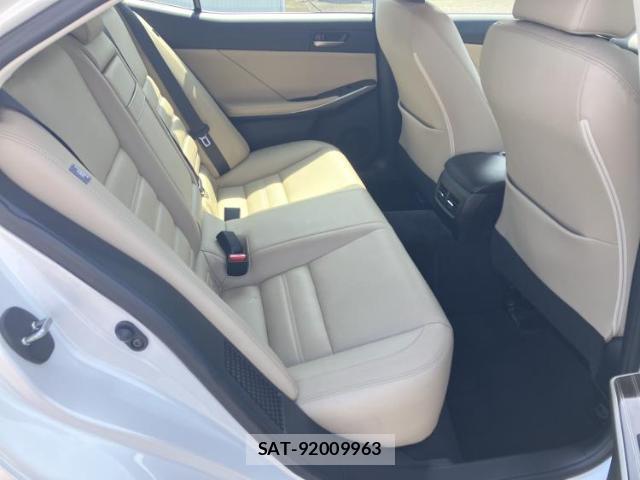 Lexus IS 2017-03 8648744-5