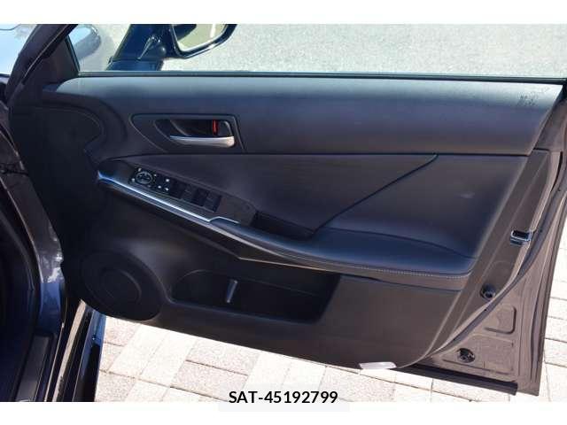 Lexus IS 2021-10 8652636-17
