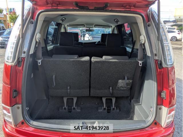 Toyota ISIS 2013-07 8652435-15