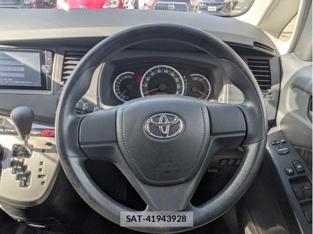 Toyota ISIS 2013-07 8652435-17