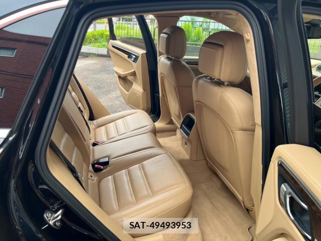 Porsche MACAN 2016-01 8646977-17