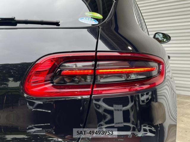 Porsche MACAN 2016-01 8646977-3