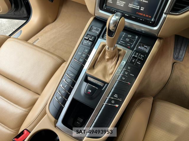 Porsche MACAN 2016-01 8646977-8