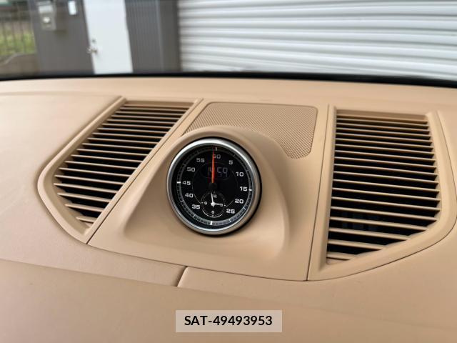Porsche MACAN 2016-01 8646977-9