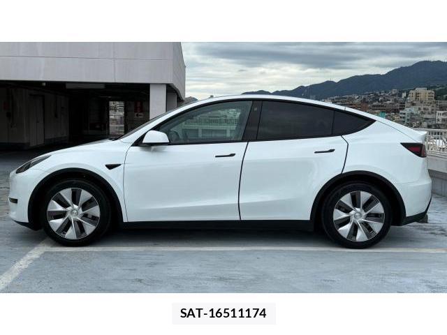 Tesla MODEL Y 2022-10 8649670-17