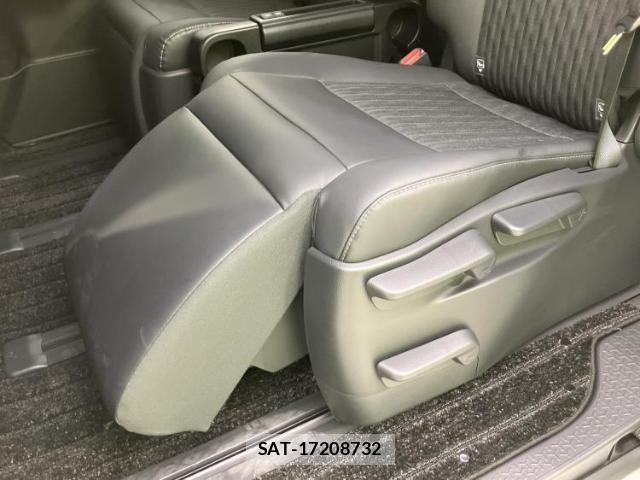 Toyota NOAH 2022-12 8647814-7