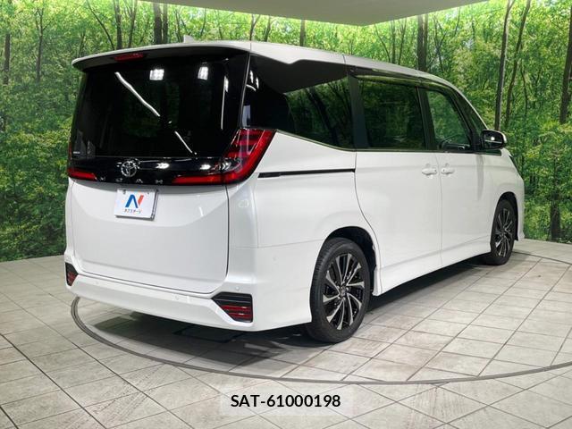 Toyota NOAH 2023-12 8649213-17