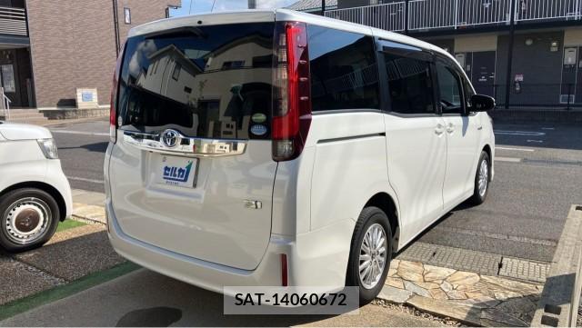 Toyota NOAH 2015-09 8651454-12