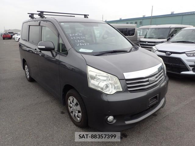 Toyota NOAH 2013-08 8651599-0
