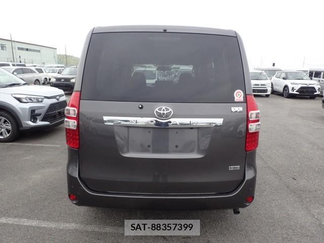 Toyota NOAH 2013-08 8651599-1