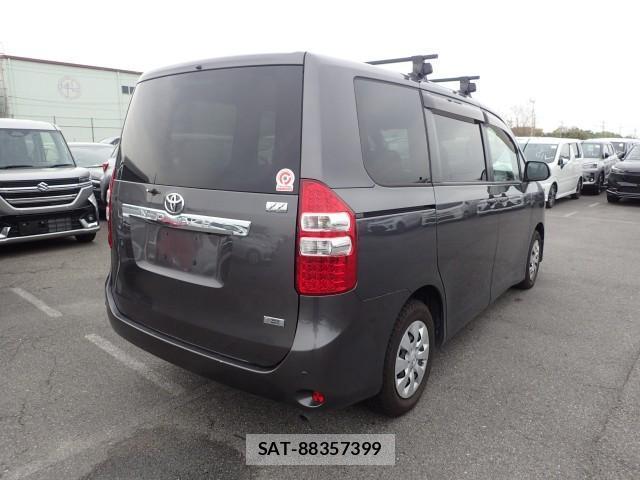 Toyota NOAH 2013-08 8651599-9