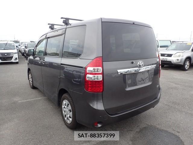 Toyota NOAH 2013-08 8651599-10