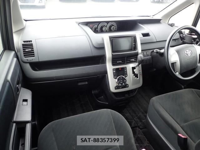 Toyota NOAH 2013-08 8651599-7