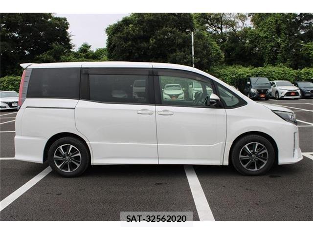 Toyota NOAH 2017-07 8651884-13