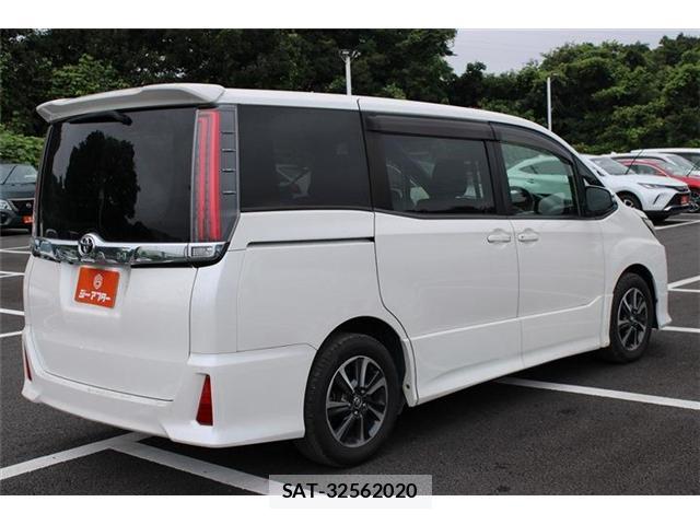 Toyota NOAH 2017-07 8651884-14