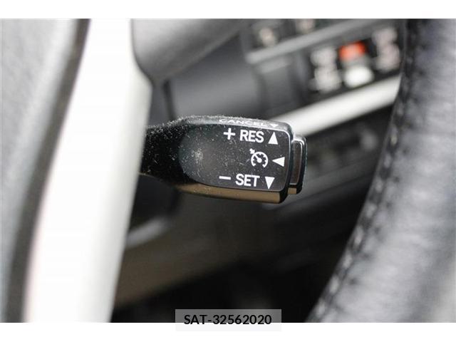 Toyota NOAH 2017-07 8651884-6