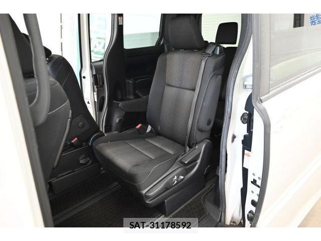 Toyota NOAH 2018-03 8652893-10