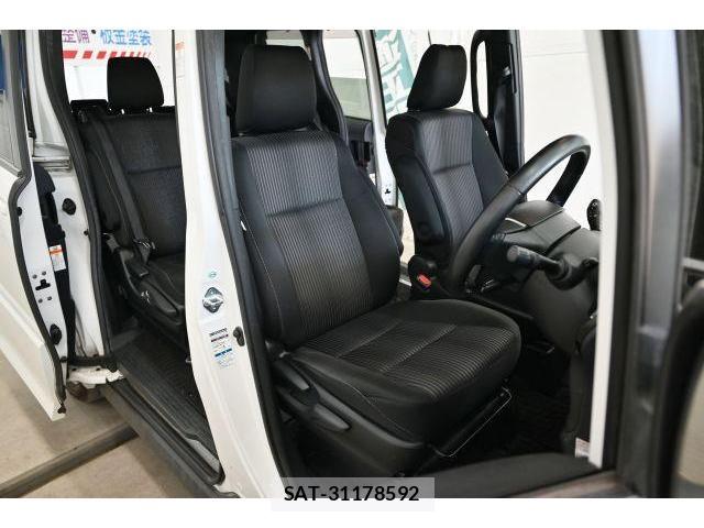 Toyota NOAH 2018-03 8652893-6