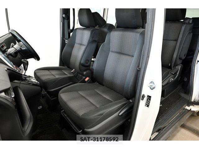 Toyota NOAH 2018-03 8652893-7